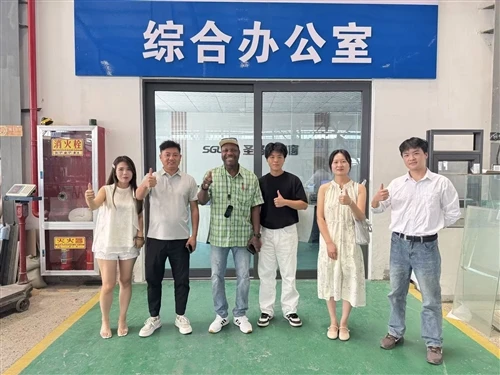 호주 고객이 SGL을 방문하여 알루미늄, UPVC 및 강화 유리 생산을 검토합니다.